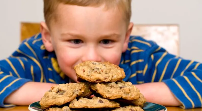 A gustat din dulciurile copiilor sai, dar i s-a facut rau instant! Cand s-a uitat mai atent la pachetul de biscuiti, a avut un soc. Ce mancase de fapt barbatul