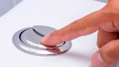 De ce unele WC-uri au 2 butoane de tras apa?