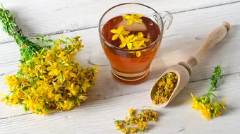 De ce să alegi ceaiul de sunătoare dimineața. 10 beneficii care îl pot înlocui cafeaua