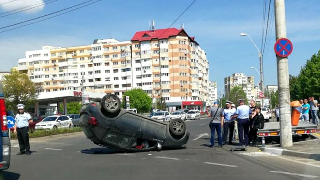 Accident spectaculos pe strazile din Galati! O soferita s-a rasturnat cu masina in mijlocul intersectiei. Explicatia halucinanta a femeii cand au venit politistii