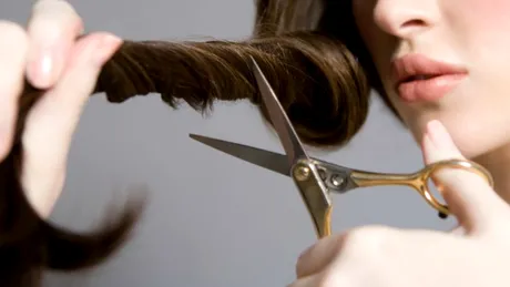 Ce înseamnă când visezi că îți tai părul. Semnificații și interpretări
