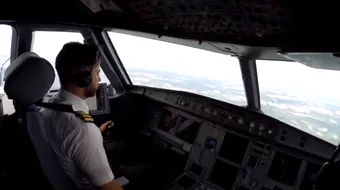 Impresionant! Uite cat castiga lunar cel mai bine platit pilot din Romania! Suma este uluitoare