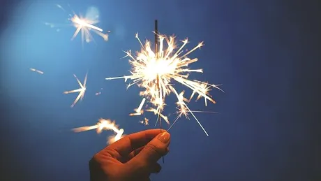 Regulile pentru sărbători. Cetățenii care ies în noaptea de Revelion să vadă artificiile vor fi amendați
