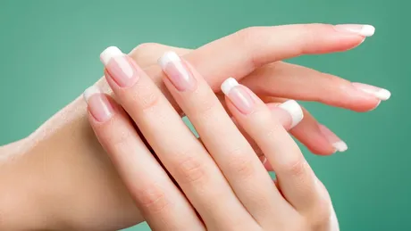Cum să-ți albești unghiile rapid, doar cu ingrediente naturale. Trucuri ieftine pentru o manichiură perfectă