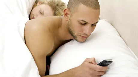 Credea ca iubitul o insala si i-a scris un bilet. Apoi s-a ascuns sub pat si a asteptat. El l-a citit, a scos telefonul si... Buna!