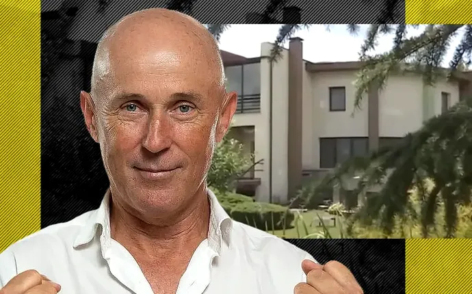Cum arată casa din Pipera în care locuiește Mugur Mihăescu. Vila are piscină interioară și gazon pe acoperiș