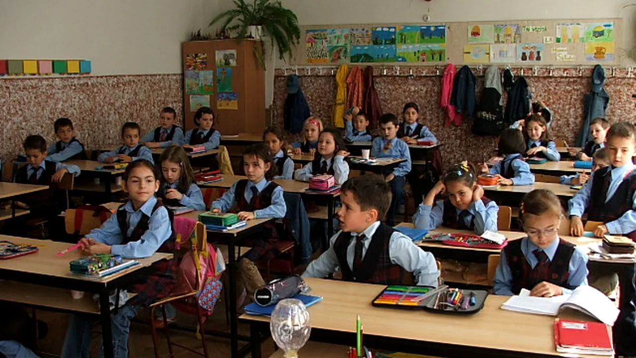 Un profesor a fost filmat in timp ce lovea cu scaunul un elev 