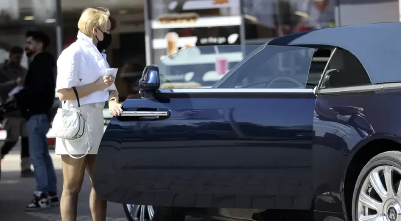 O milionară din România se plimbă cu o mașină ca a Reginei Elisabeta, îmbrăcată cu o ținută ”obraznică”!