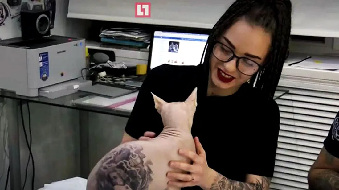 Un artist rus si-a tatuat pisica fara blana. Ce s-a intamplat cand a urcat pozele pe internet