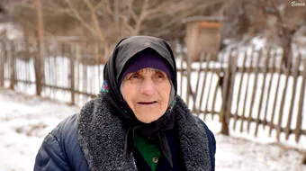 Batrana care locuieste singura intr-un sat ascuns din Muntii Apuseni! Femeia se descurca cu un ajutor social de 100 de lei pe luna :(