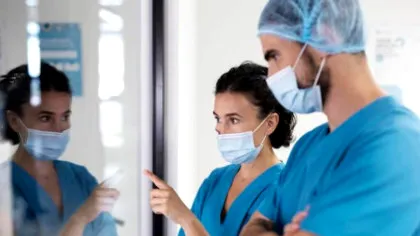 Legea decenței, ignorată de medici și asistente. Românii nu știu că angajații spitalelor au interdicție să se afișeze așa
