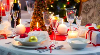 Tradiția de Crăciun care îți aduce noroc tot anul. Ce se pune sub fața de masă pe 25 decembrie