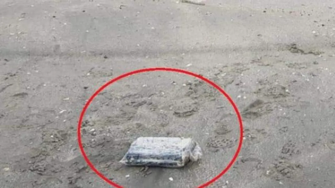 Pachete de cocaina pe litoralul romanesc. Zeci de pachete au ajuns pe plajele dintre Navodari si Mangalia