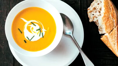 Supa crema de morcovi cu nuca de cocos, un deliciu extravagant! VIDEO