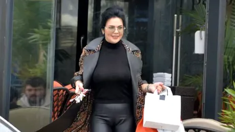 Soția lui Ilie Năstase s-a îmbrăcat cu cei mai mulați pantaloni din dressing și a ieșit la cumpărături