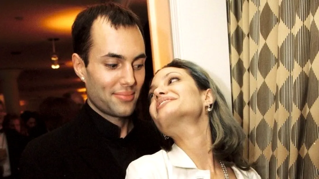 Gestul cu care Angelina Jolie a scandalizat tot globul. Actriţa şi-a sărutat fratele pe gură