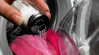 Uită de balsamul de rufe! Ingredientul banal pe care să îl pui în mașina de spălat pentru un miros proaspăt de curat