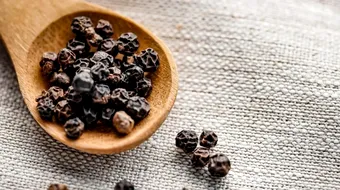 Puterea surprinzătoare a piperului. Ce se întâmplă dacă consumi trei boabe pe zi