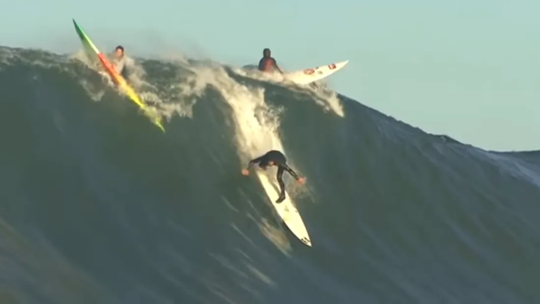VIDEO! Sunt cele mai mari valuri din lume filmate vreodata de oameni! Au peste 40 de metri inaltime. Cativa surferi au fost la un pas de moarte