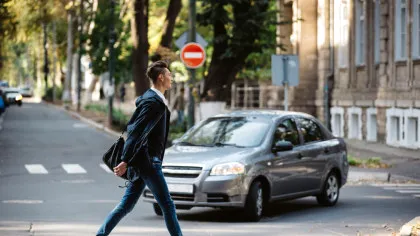 2026: Ca șofer, trebuie să oprești dacă pietonul este pe sensul opus?