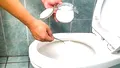 Soluția ieftină care te scapă de depunerile de piatră din toaletă. Ai nevoie de 1 singur ingredient