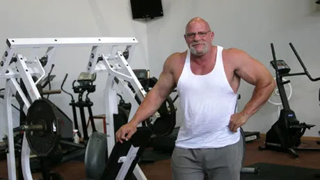 VIDEO! Are 63 de ani, 1.90 cm si 150 de kilograme si arata ca un monstru! N-ai vazut in viata ta un pensionar atat de musculos!