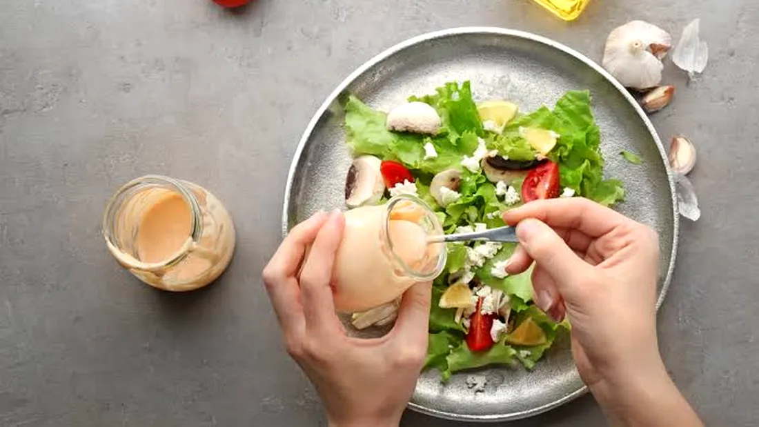 Dressing ușor pentru salată, gata în doar 3 minute. Rețeta simplă care adaugă gust fără multe calorii