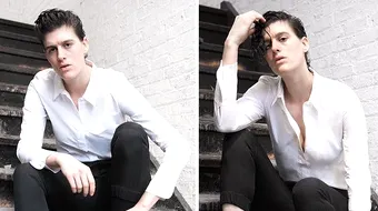 Uita-te atent la poza asta, in ambele este aceeasi persoana! Ce observi in neregula