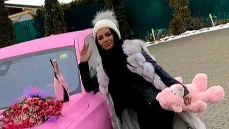 Vedeta cu bolid roz! Cum arată mașina unei cântărețe, tunată după gusturile ei!