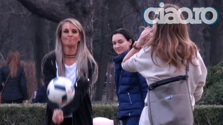 Diana Munteanu bate mingea în parc