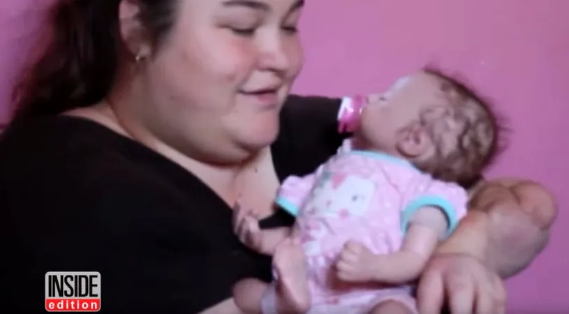 Povestea femeii care a ramas fara membre din cauza meningitei! A vrut sa devina mama asa ca a adoptat 7 papusi umane. De ce le-a facut certificat de nastere