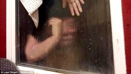 Femeia care a ramas blocata pe geam dupa ce a mers la toaleta! A bagat mana in WC si apoi... Ce i-a trecut prin cap