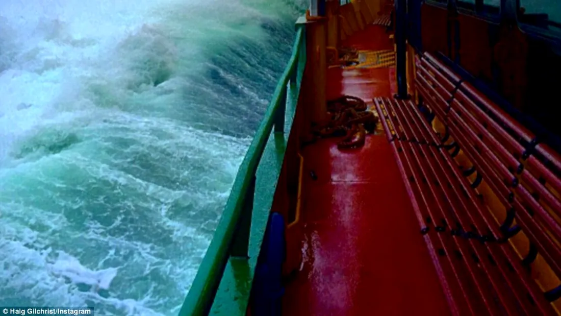Furtuna puternica, dar spectaculoasa. Asa arata un feribot surprins de valuri imense in largul marii