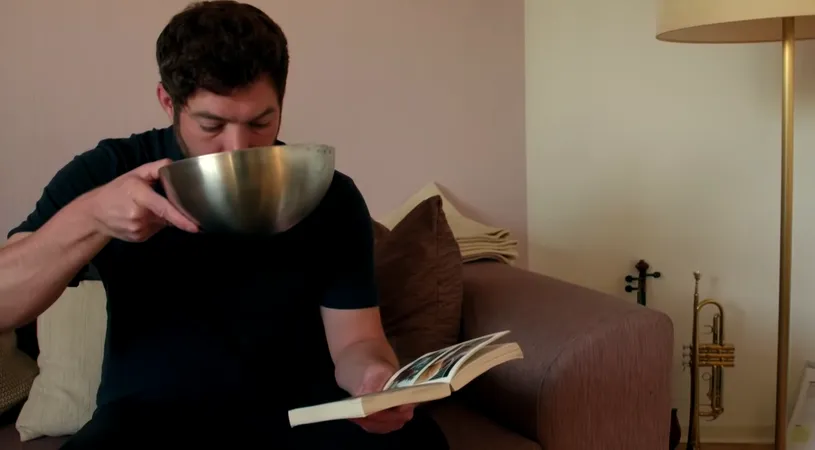 Barbatul care trebuie sa bea 20 de litri de apa PE ZI ca sa supravietuiasca! Are garajul plin de baxuri de apa si bea apa din boluri uriase!