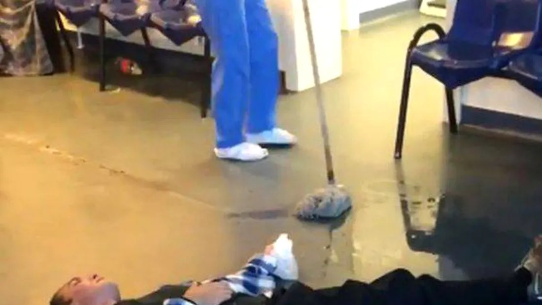 Pacient filmat pe podea, in holul UPU. Infirmiera stergea cu mopul pe langa el. Ce spune conducerea spitalului despre barbat