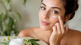 Crema naturală pentru conturul ochilor câștigă tot mai mult teren: ce ingrediente fac diferența