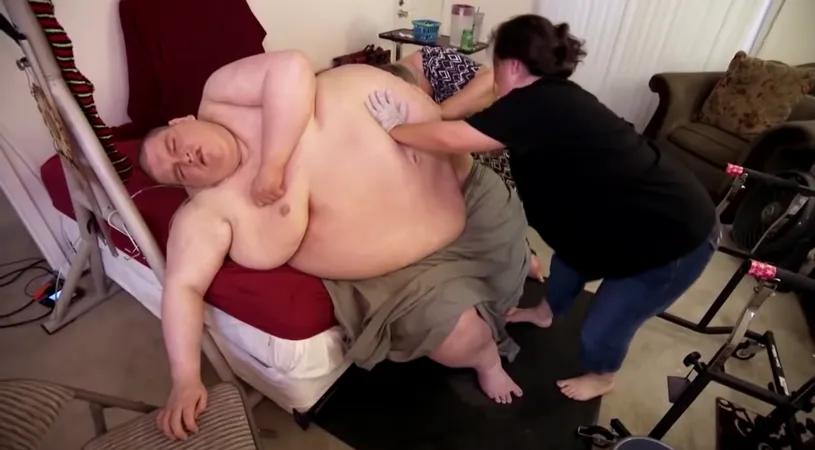 A murit unul dintre cei mai grasi barbati din lume! Avea doar 29 de ani si peste 400 de kilograme! A murit in chinuri, cauza mortii fiind una dramatica! VIDEO