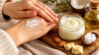 Cremă de mâini naturală pentru piele uscată: soluția simplă care poate reda hidratarea și catifelarea pielii