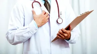 Medicul fals de 26 de ani din Bucuresti a fost arestat. Ce au gasit politistii asupra lui