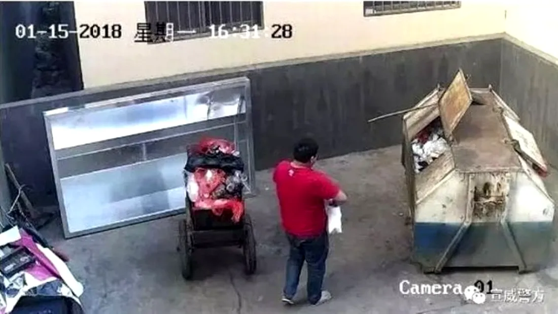 Imagini dureroase: a fost surprins in timp ce isi arunca bebelusul la gunoi. Motivul bizar pentru care acest parinte a recurs la gestul socant