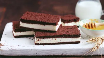 Varianta de casa a prajiturii ‘Felie de lapte’. E usor de facut si mult mai sanatoasa decat ce cumperi pentru copilul tau