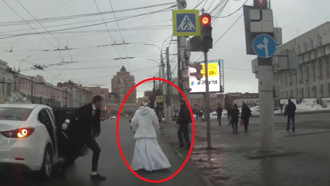 Scene SOCANTE la o nunta din Rusia! Mireasa s-a dat jos din masina si a inceput sa tipe! Ce-a urmat a atras toate privirile! VIDEO