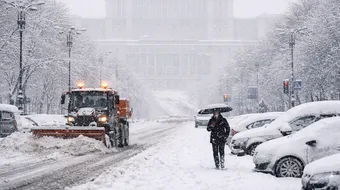 București sub cod portocaliu de ninsori. Stratul de zăpadă ar putea depăși 50 cm până joi dimineață