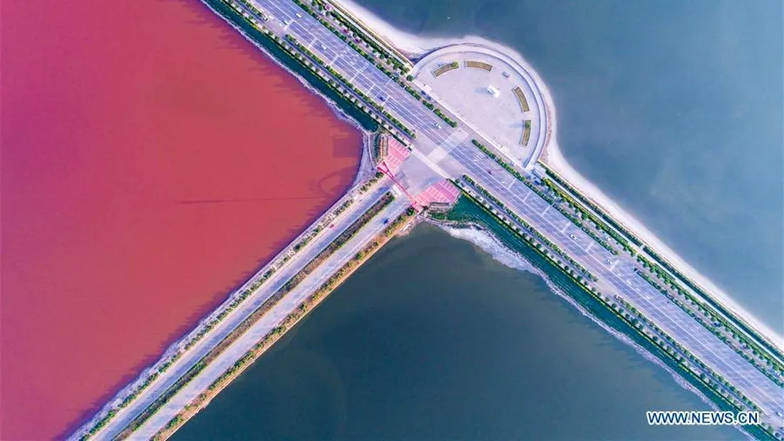 Lacul care a devenit rosu din senin! Ce fenomen straniu a avut loc de apa s-a colorat VIDEO