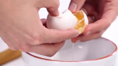 Cum trebuie sa spargi corect un ou ca sa nu ai nicio urma de coaja in omleta. Sigur nu te-ai fi gandit la varianta asta pana acum VIDEO