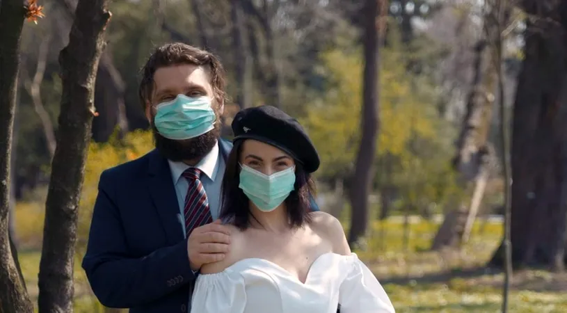 Dragoste în vremea pandemiei! O cântăreață din România s-a căsătorit cu mască chirurgicală pe față