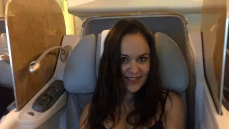 Abia coborase din avion, cand a fost luata pe sus de politisti! Gestul pe care l-a facut tanara in timpul zborului i-a pus in alerta