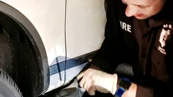 A auzit sunete ciudate si s-a dat jos din masina ca sa verifice. Cand a vazut ce adusese cu el acasa, barbatul a avut un soc si a sunat imediat la Politie