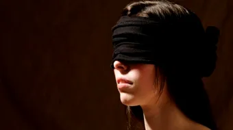 I-a acoperit ochii si i-a legat mainile, asigurand-o ca i-a pregatit o surpriza! In realitate, barbatul avea alt plan: ce i-a facut femeii e groaznic