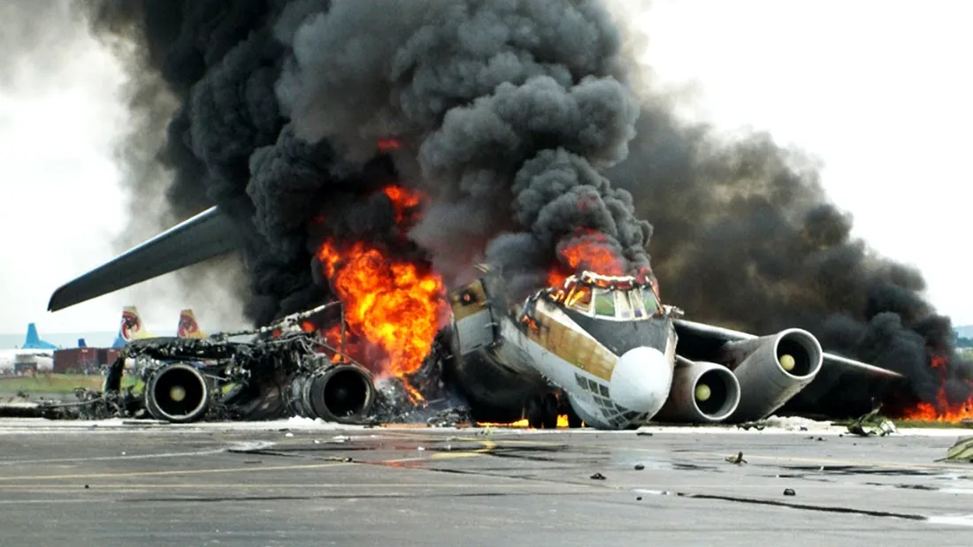 Tragedie cumplită! Pilotul a pariat că poate ateriza legat la ochi, a prăbușit avionul şi a ucis 70 de oameni!
